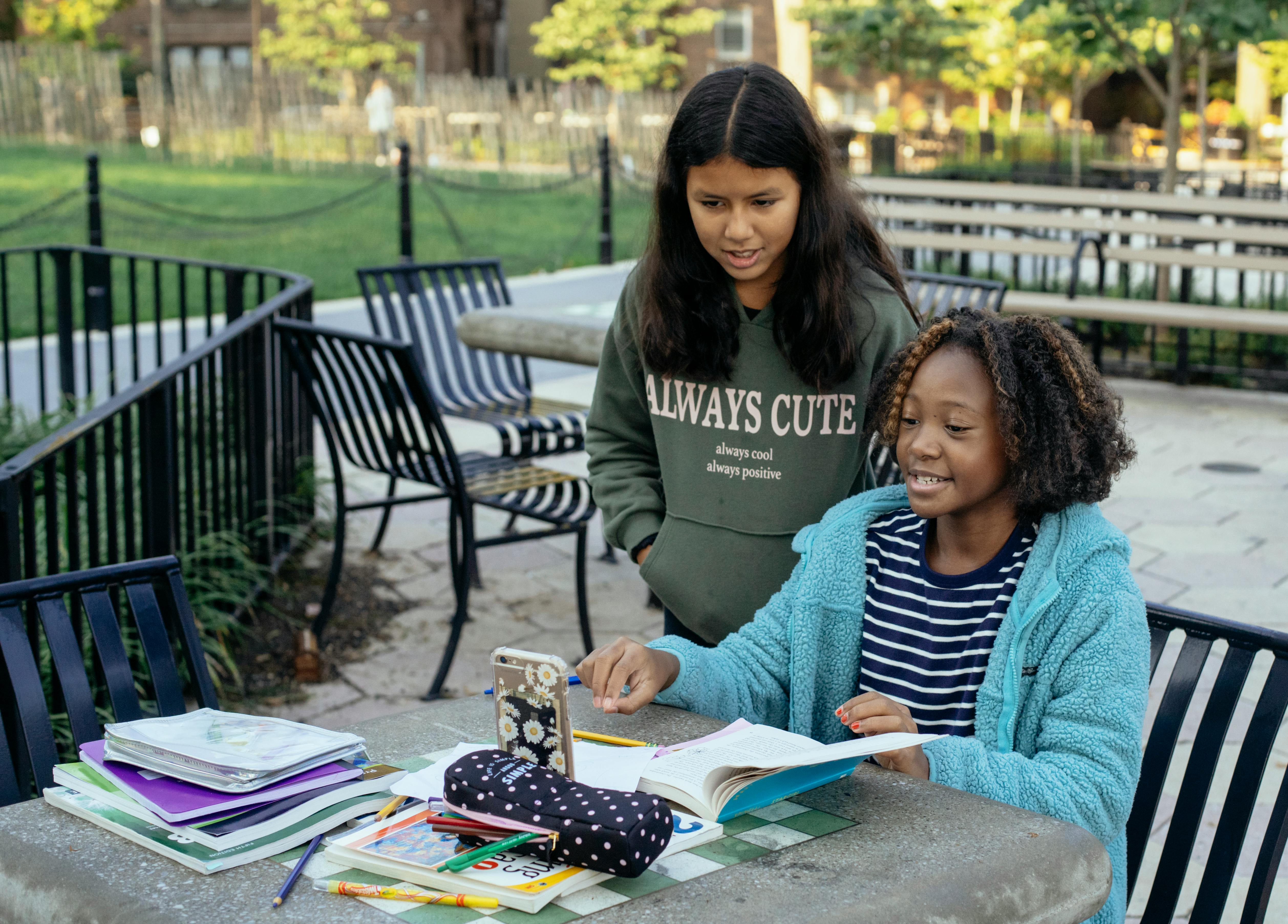 影视后期制作与品牌传播氛围图